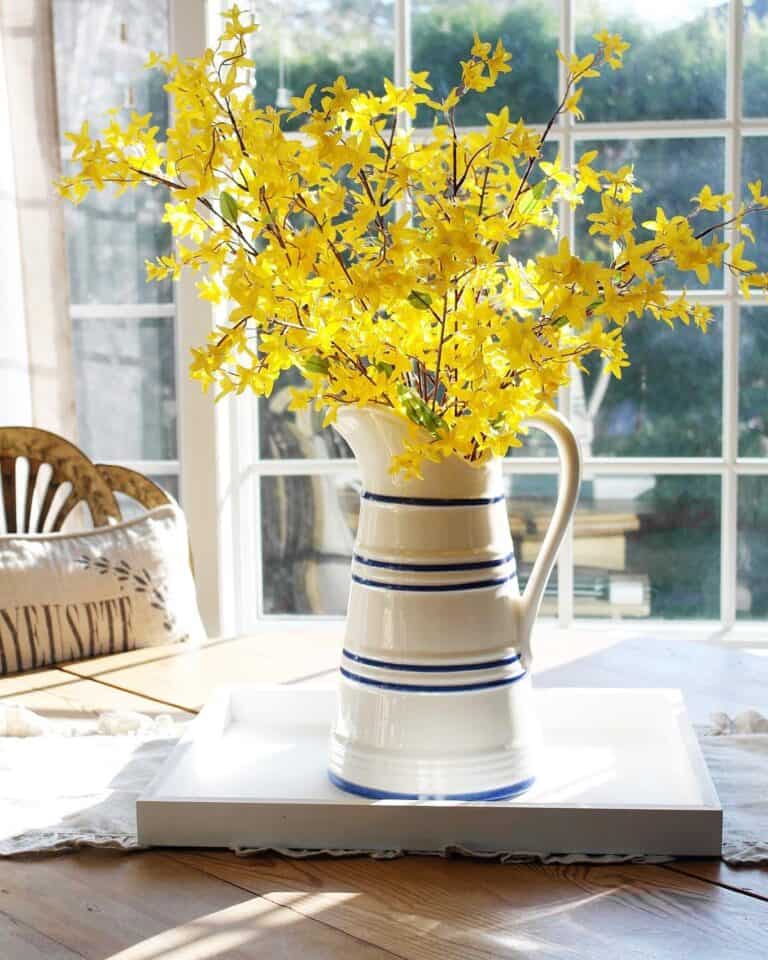 Blue and Yellow Décor for a Rustic Kitchen