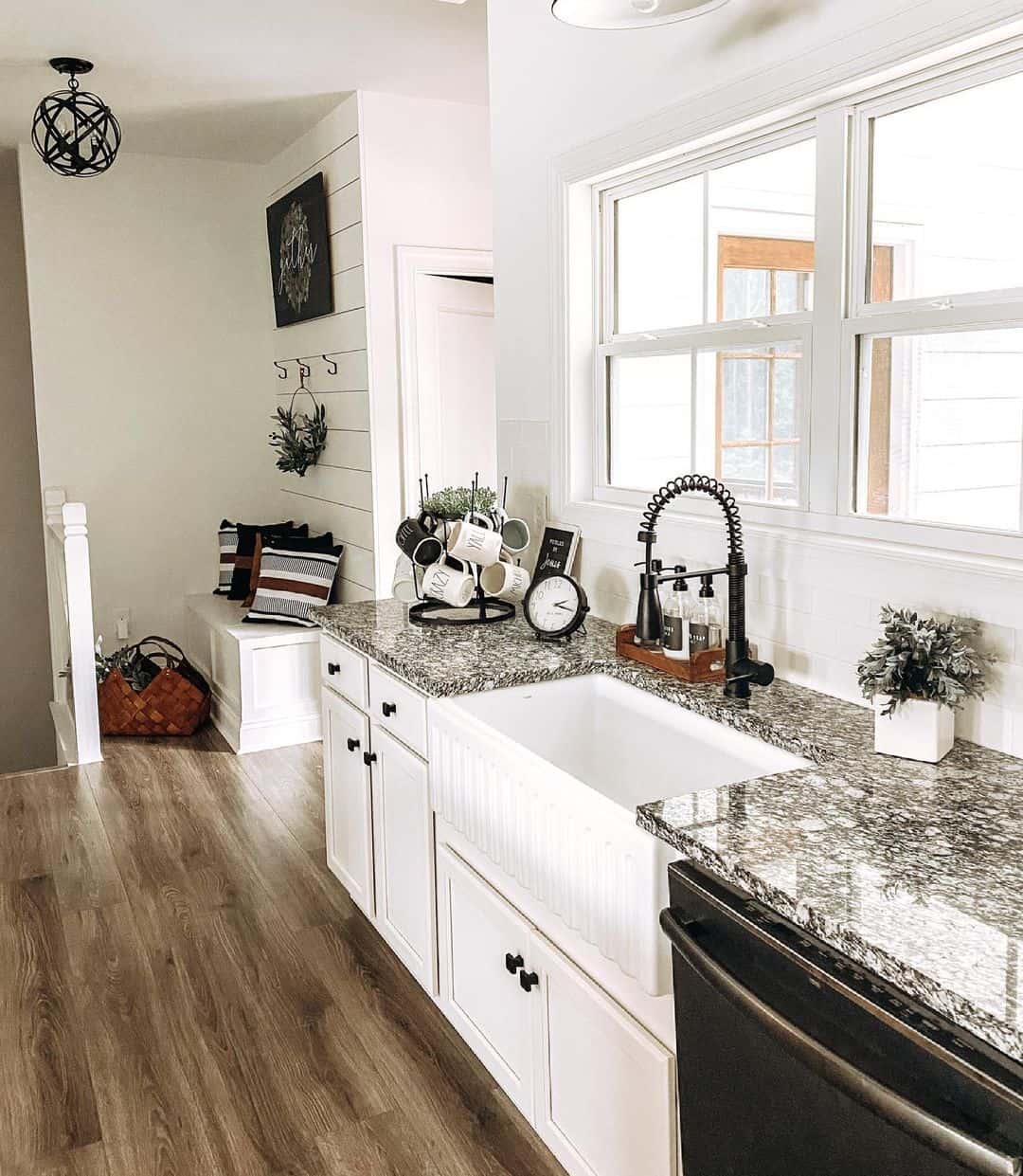 32 Ideal Backsplash for Busy Granite in Your Kitchen