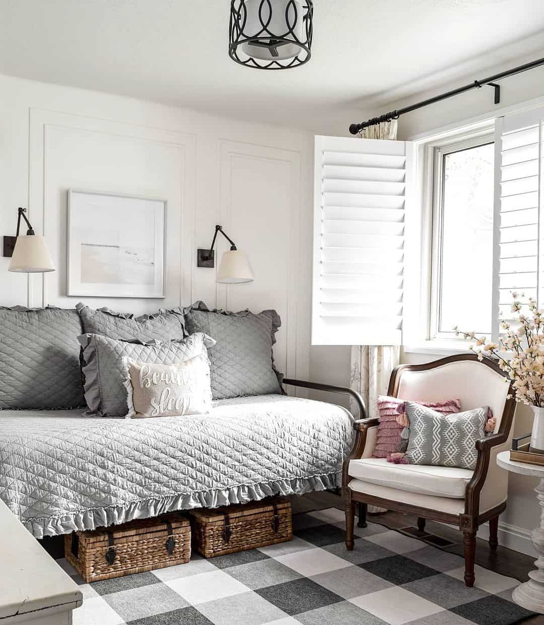 How to Style a Daybed with Pillows