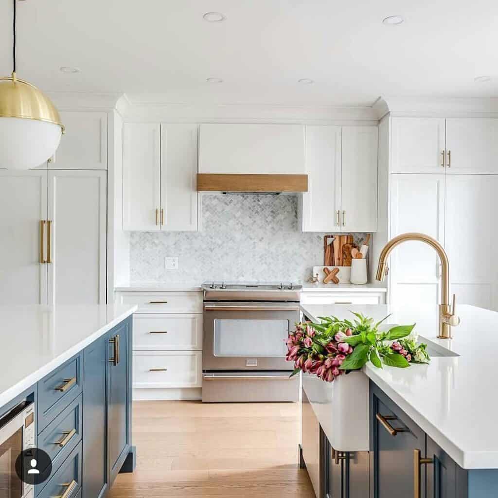 30 Brass Hardware Rooms That Are Absolutely Glowing