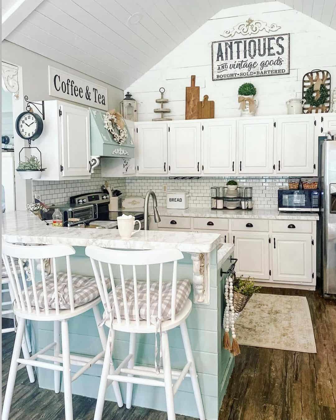 Modern U Shaped Kitchen With an Island - Soul & Lane