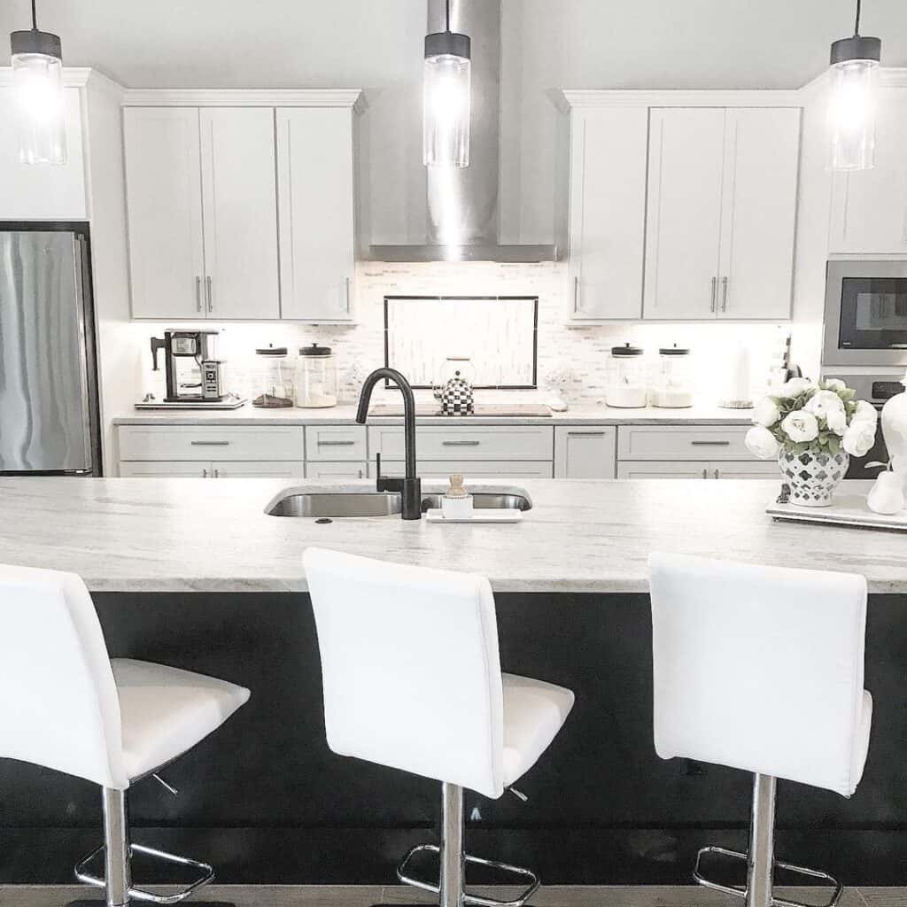 31 Striking Black and White Kitchen Ideas & Designs That Pop