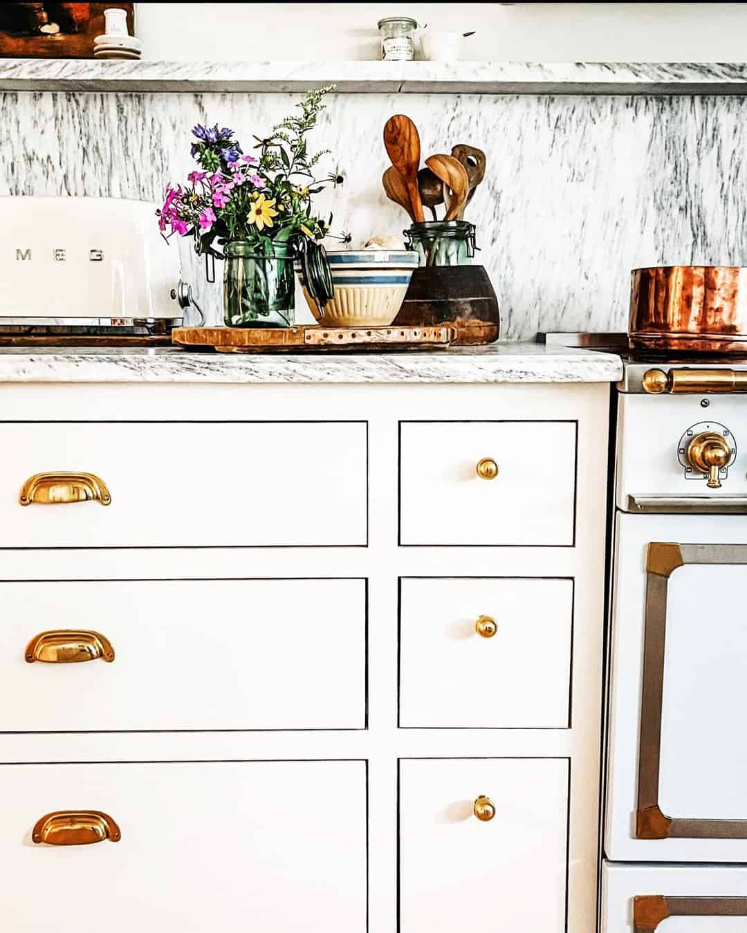 30 Brass Hardware Rooms That Are Absolutely Glowing