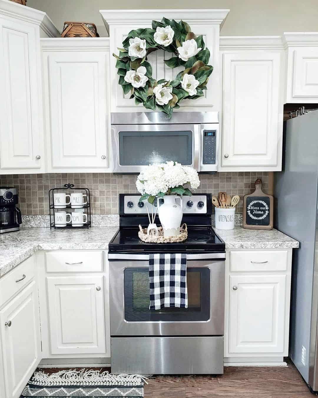 White-and-Black-Kitchen-Decor.jpg