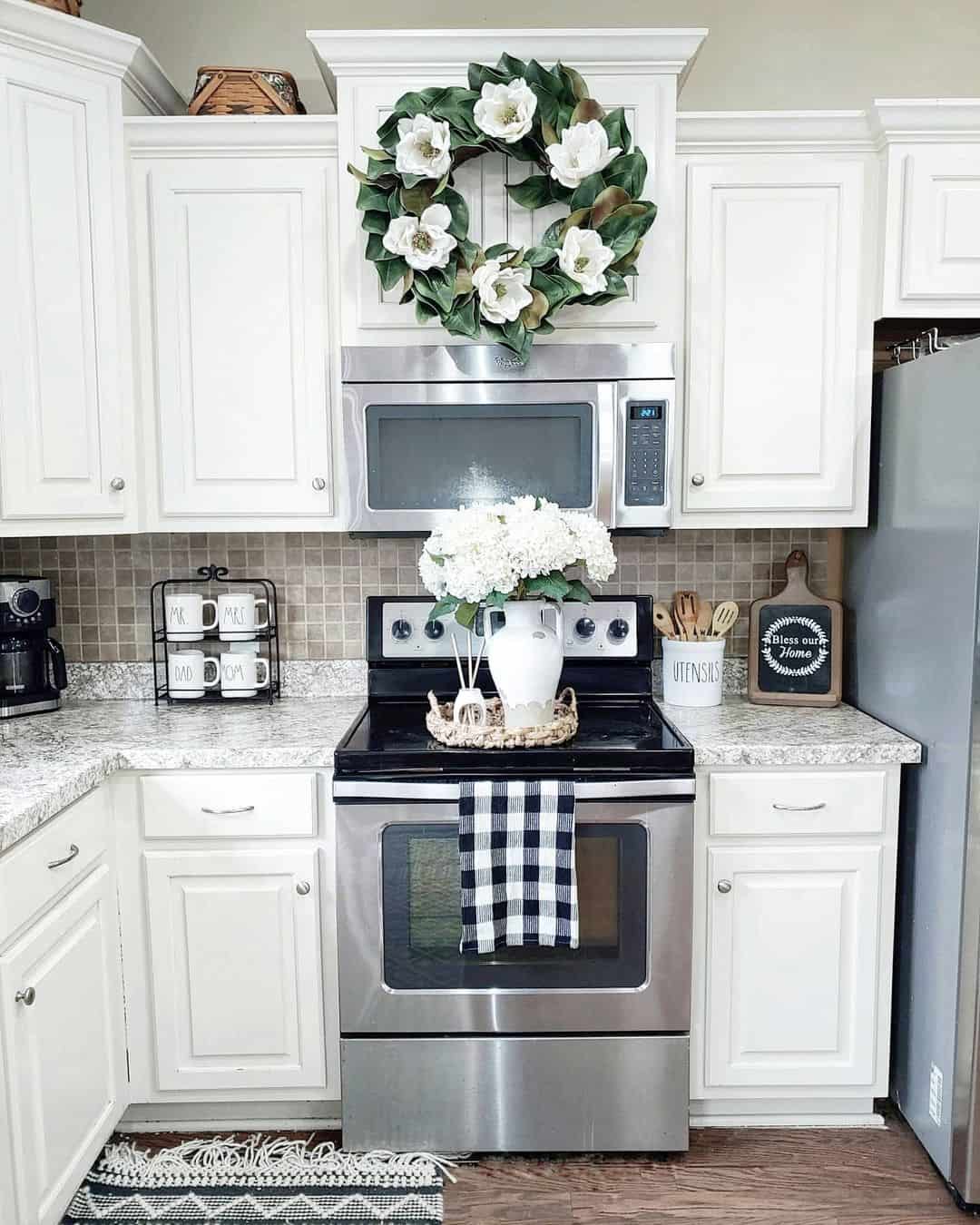 28 Black & White Kitchen Decor Ideas & Pictures