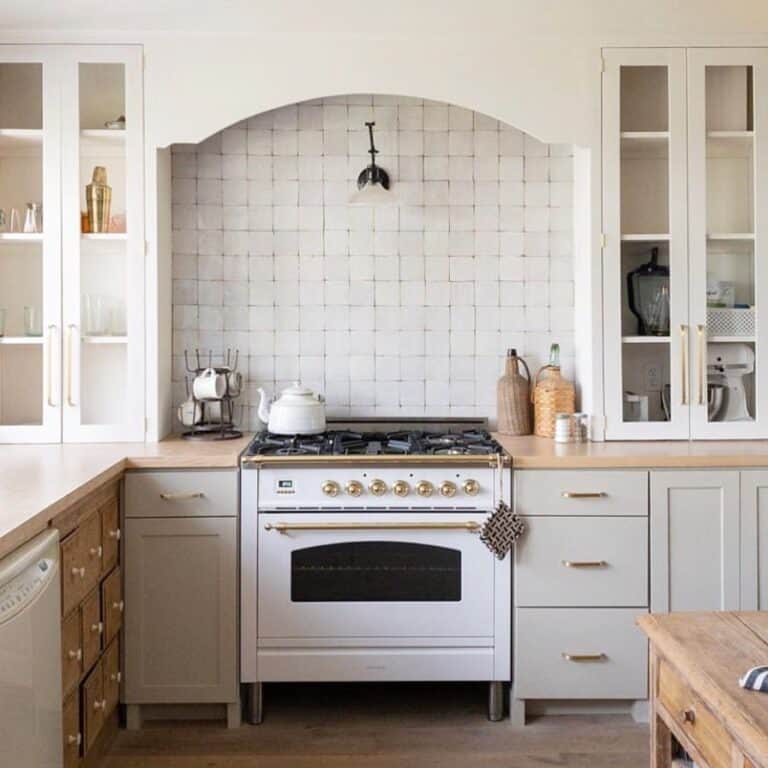 Arched Alcove with White and Gold Range
