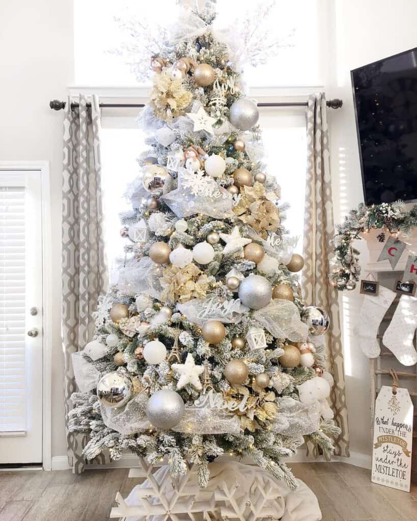 51 Stunning Gold Christmas Tree Decorations for a Merry Home