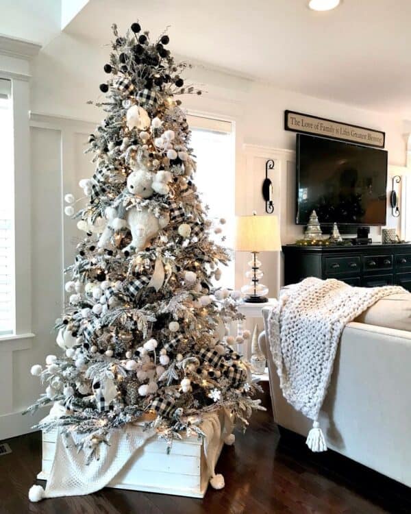 41 Stylish Black and White Christmas Tree Decorations