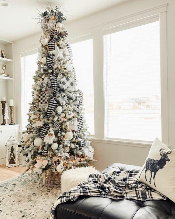 41 Stylish Black and White Christmas Tree Decorations