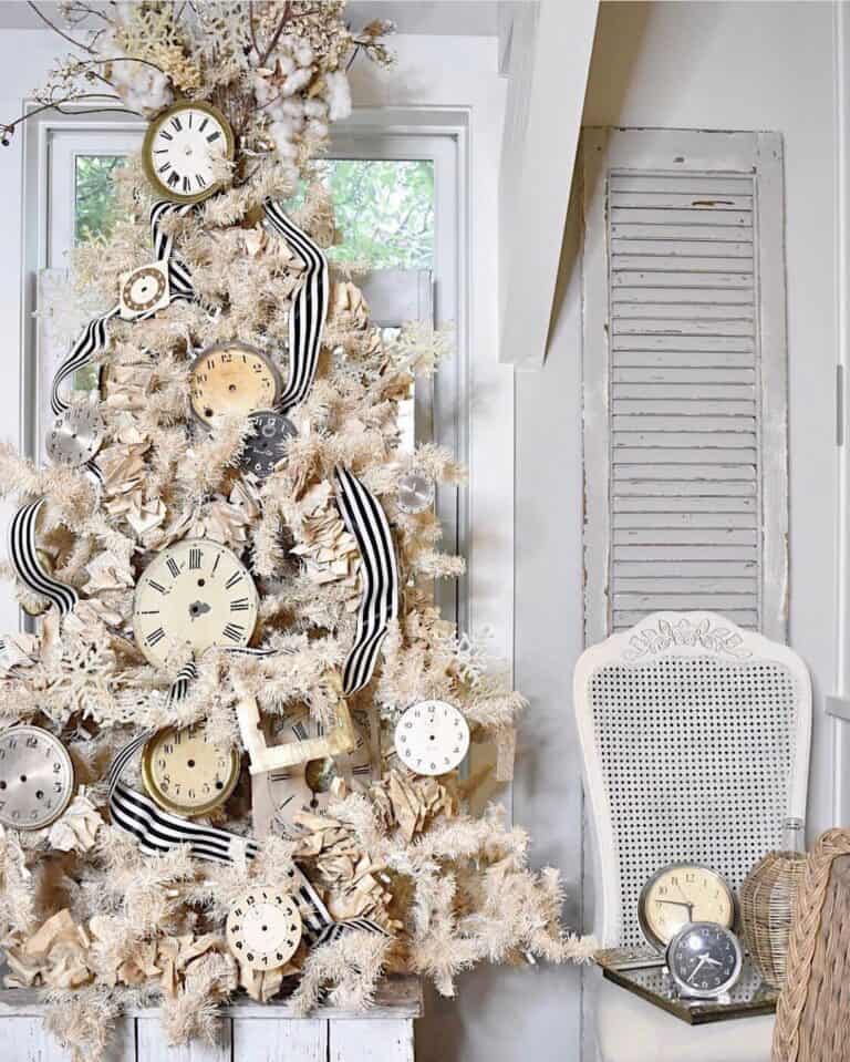 41 Stylish Black and White Christmas Tree Decorations