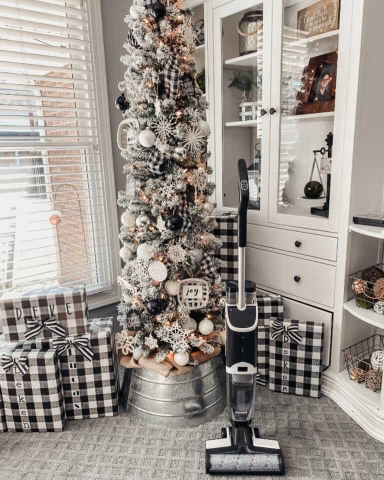 Black and White Plaid Christmas Décor