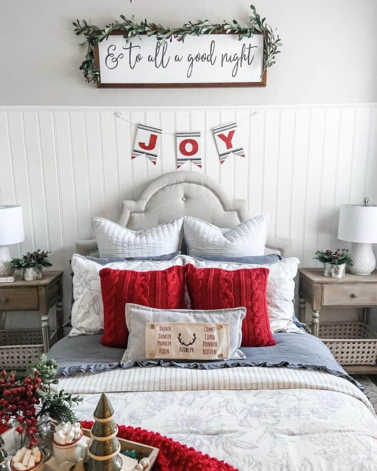 Christmas Bedroom Décor in Small Bedroom