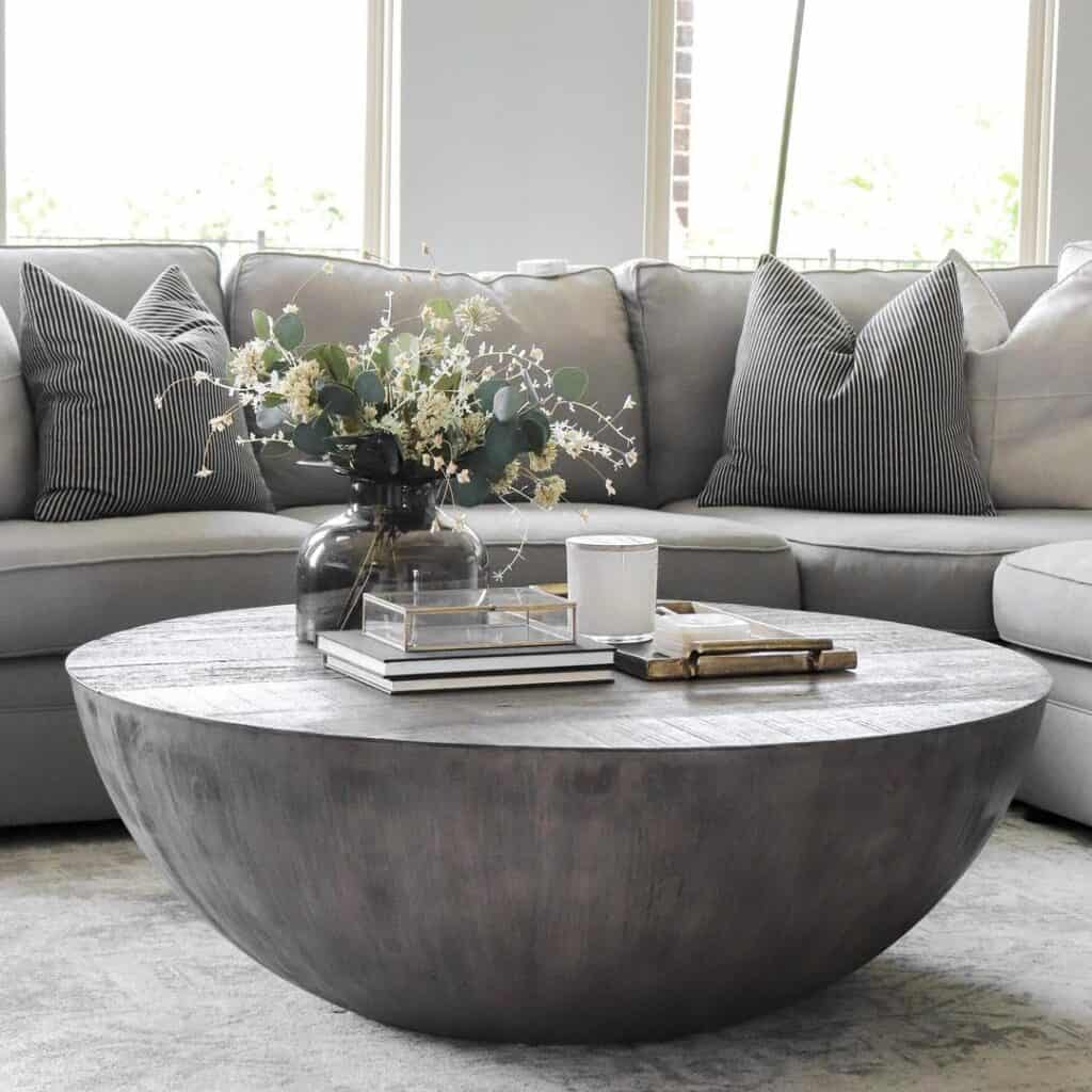 Elegant Round Coffee Table Décor