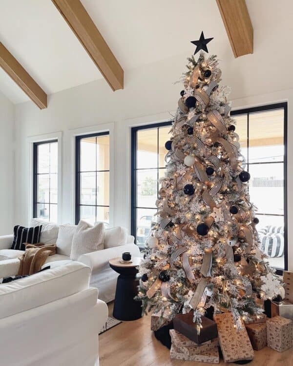 47 Black Christmas Tree Decorations to Modernize Your Décor