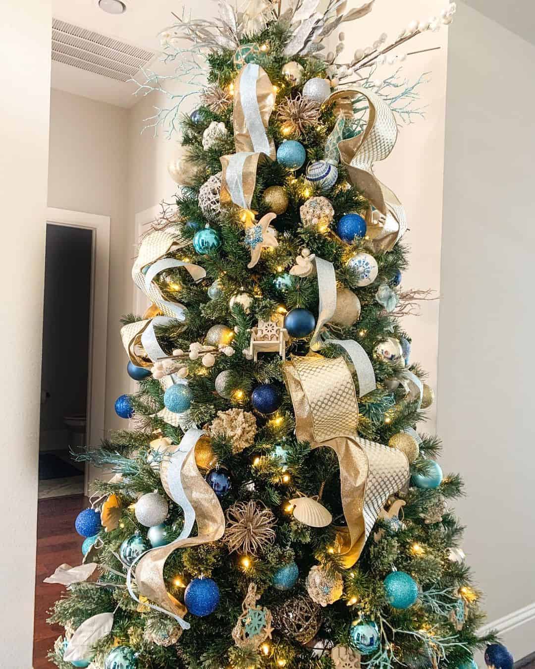19 Blue Christmas Tree Decorations to Create A Winter Mood
