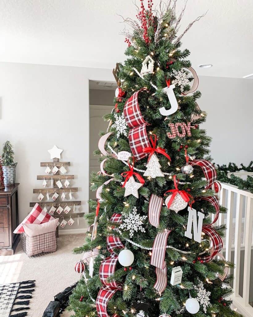55 Red and White Christmas Tree Decorations That Will Wow You