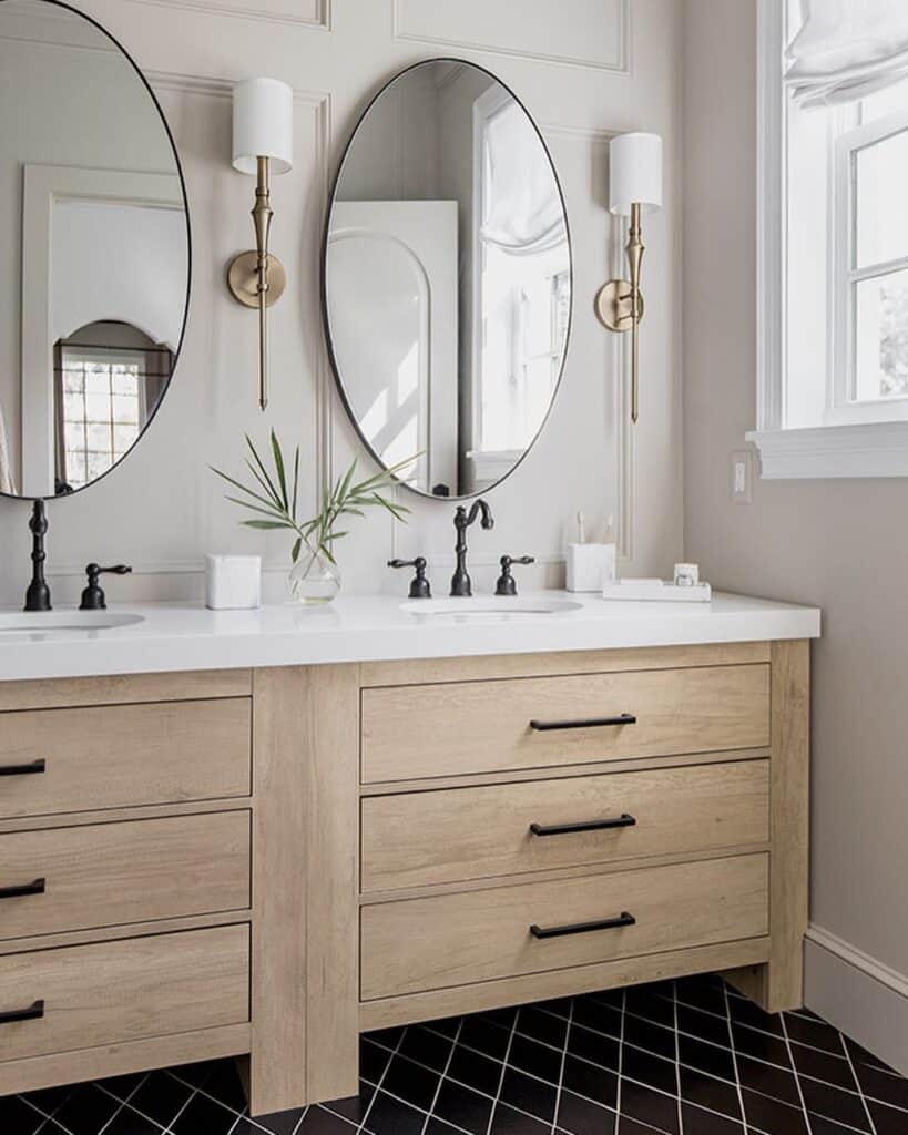 Modern Bathroom in Neutral Palette