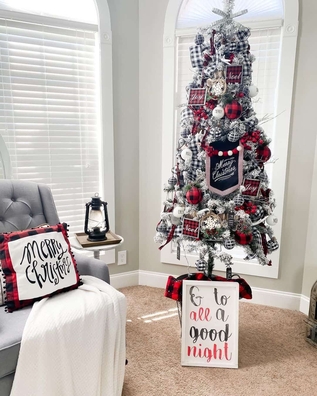 33 Slim Christmas Tree Decorating Ideas for Small Spaces