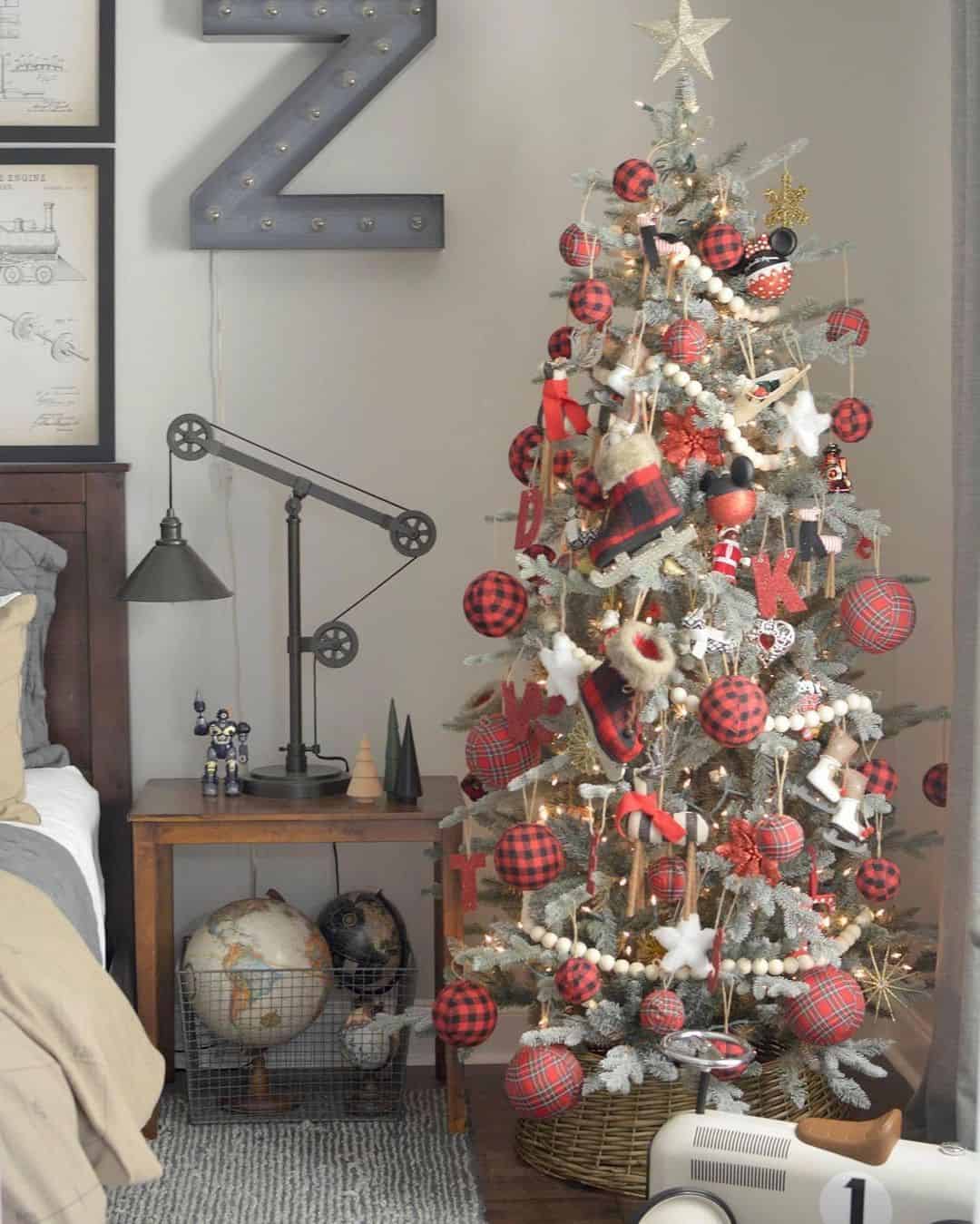 Gina's Christmas tree and her top Christmas tree styling tips