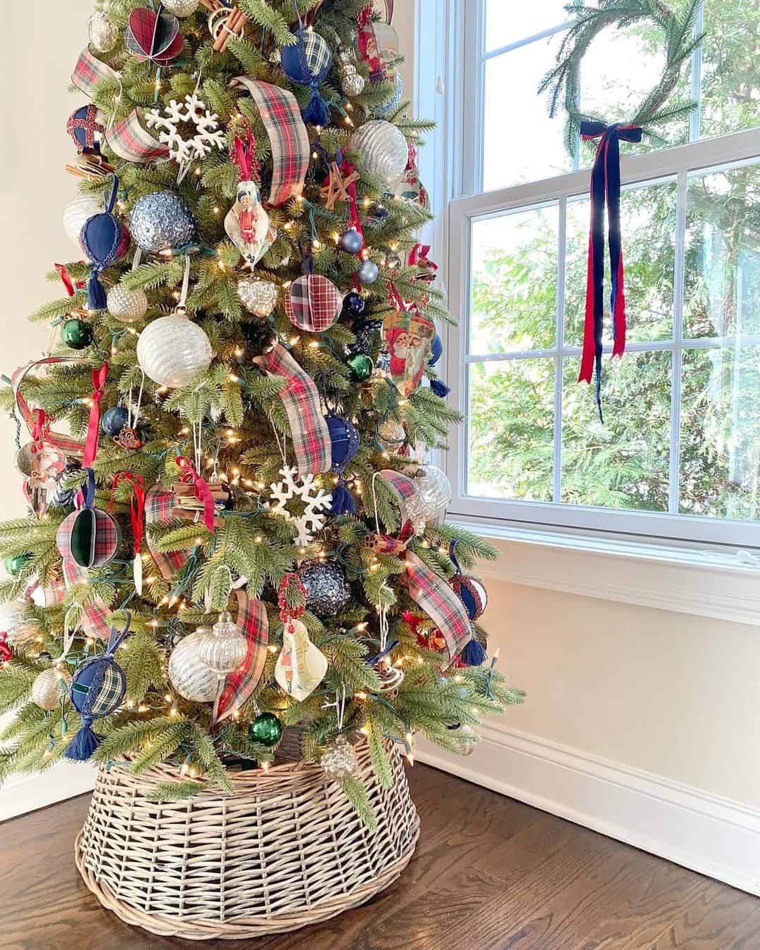 19 Blue Christmas Tree Decorations to Create A Winter Mood