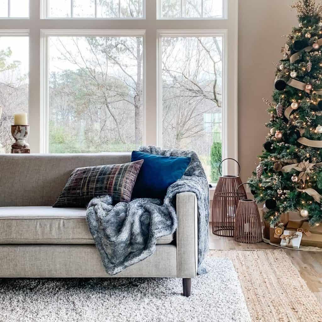47 Black Christmas Tree Decorations to Modernize Your Décor