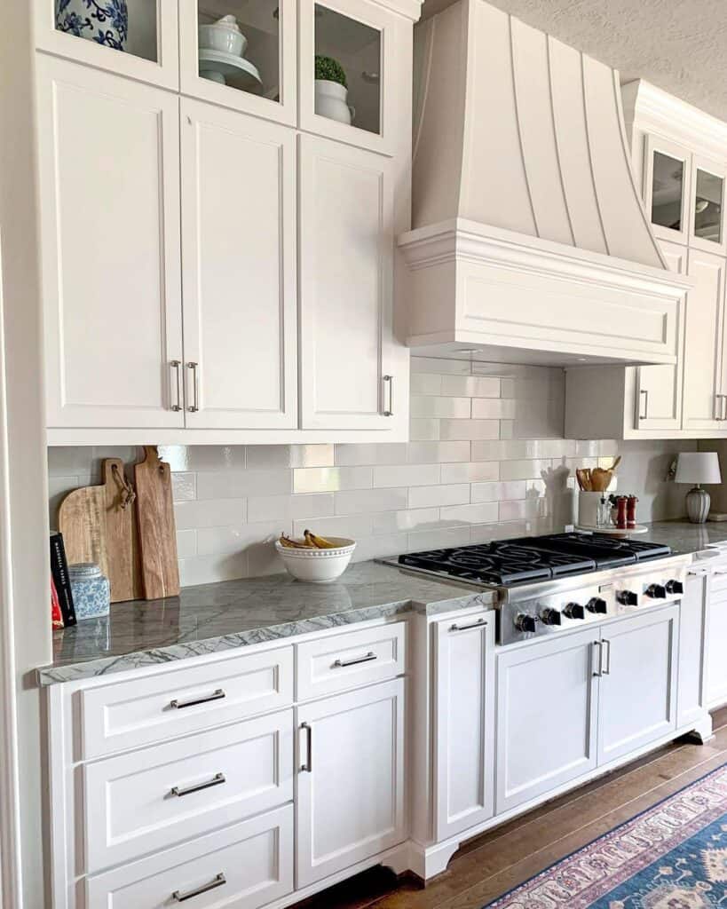 White Hood Between Crown Molding for Kitchen Cabinets