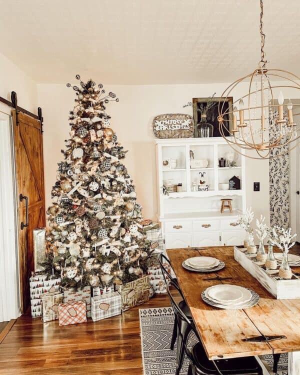 41 Stylish Black and White Christmas Tree Decorations
