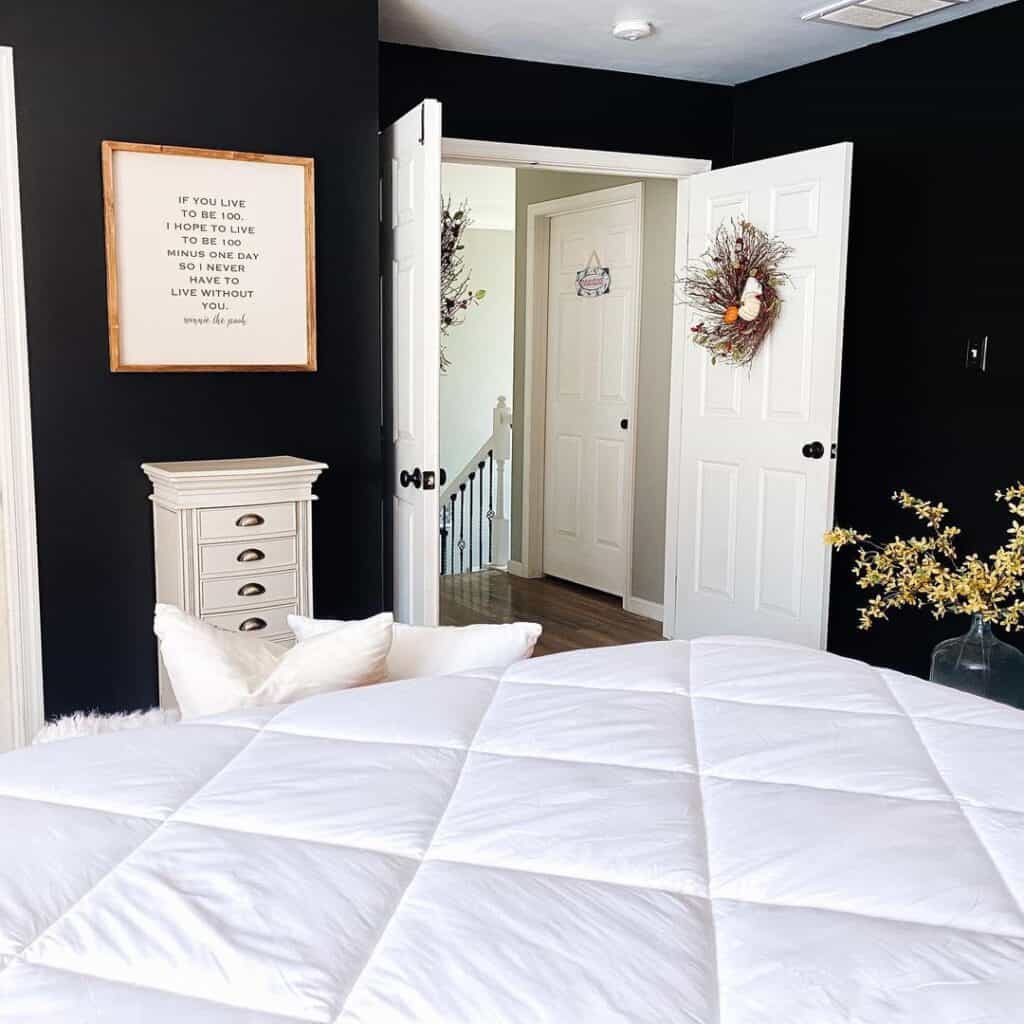 Black and White Bedroom Décor