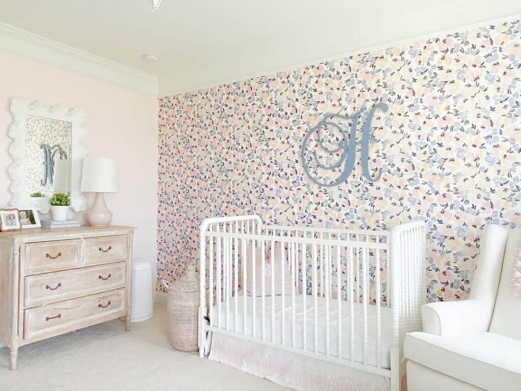 From the PN Shop Absolutely LOVE seeing this Jolie wallpaper in this  beautiful nursery Score 15 off all wall decals and wallpaper through  220   Soveværelse