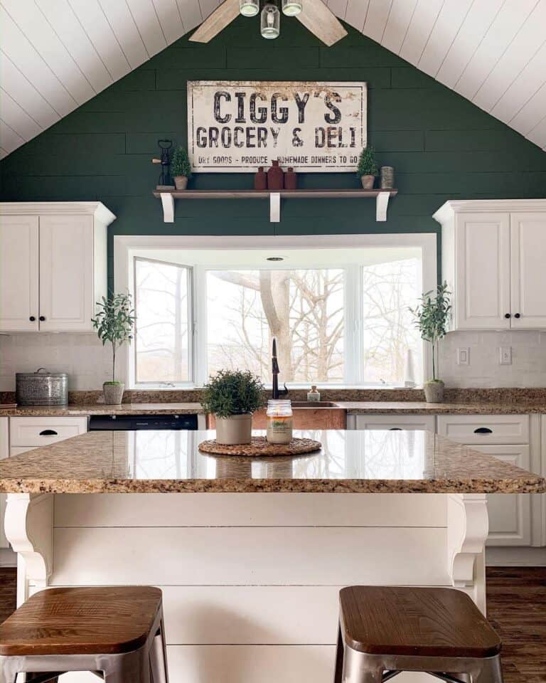 Farmhouse Kitchen Wall Décor Ideas with Shiplap