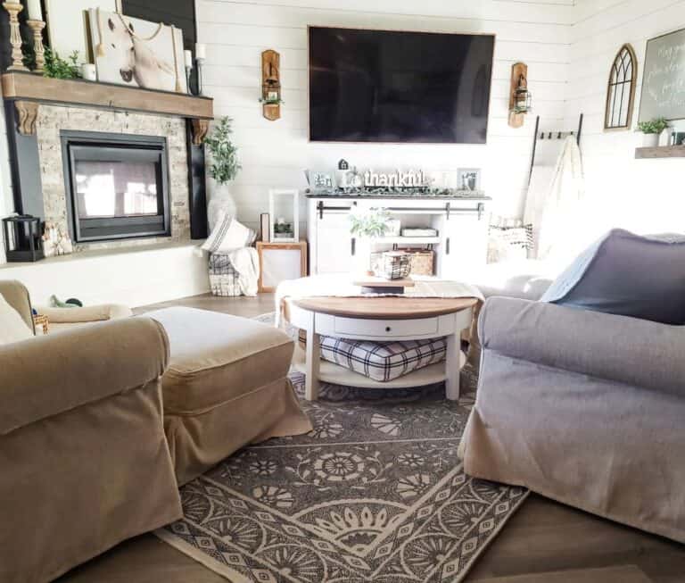 Farmhouse Living Room With Round Coffee Table