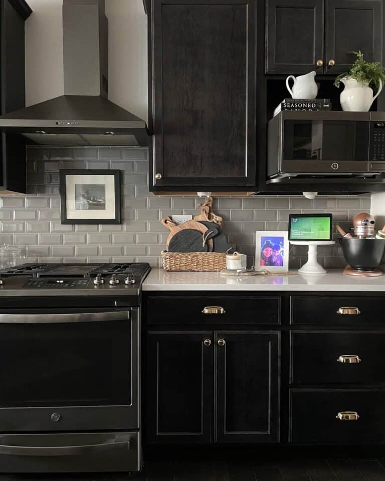 26 Backsplash Ideas For Dark Cabinets