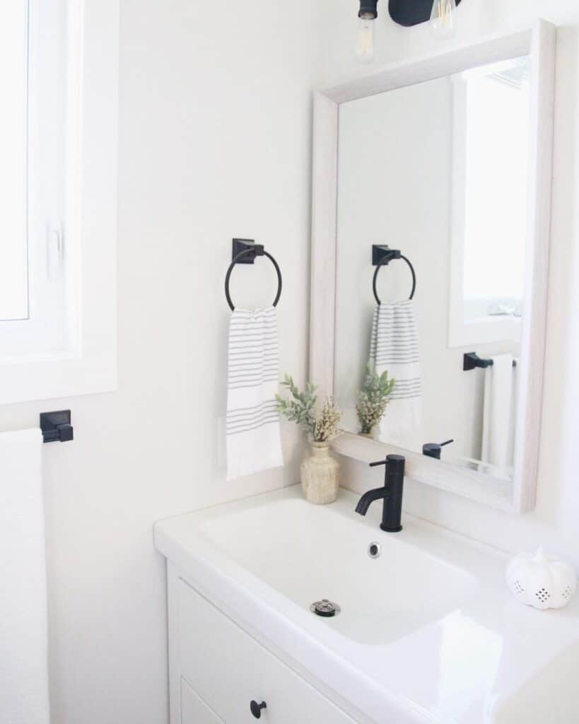 Minimalist Fall Bathroom Décor