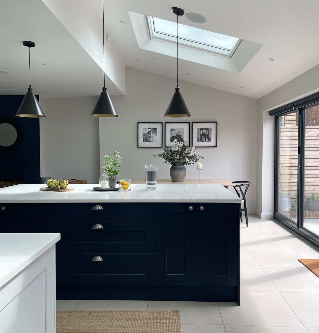 35 Examples of How to Arrange 3 Photo Frames on a Wall