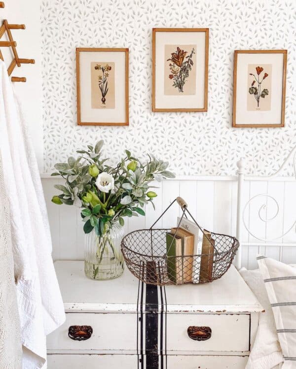 35 Examples of How to Arrange 3 Photo Frames on a Wall