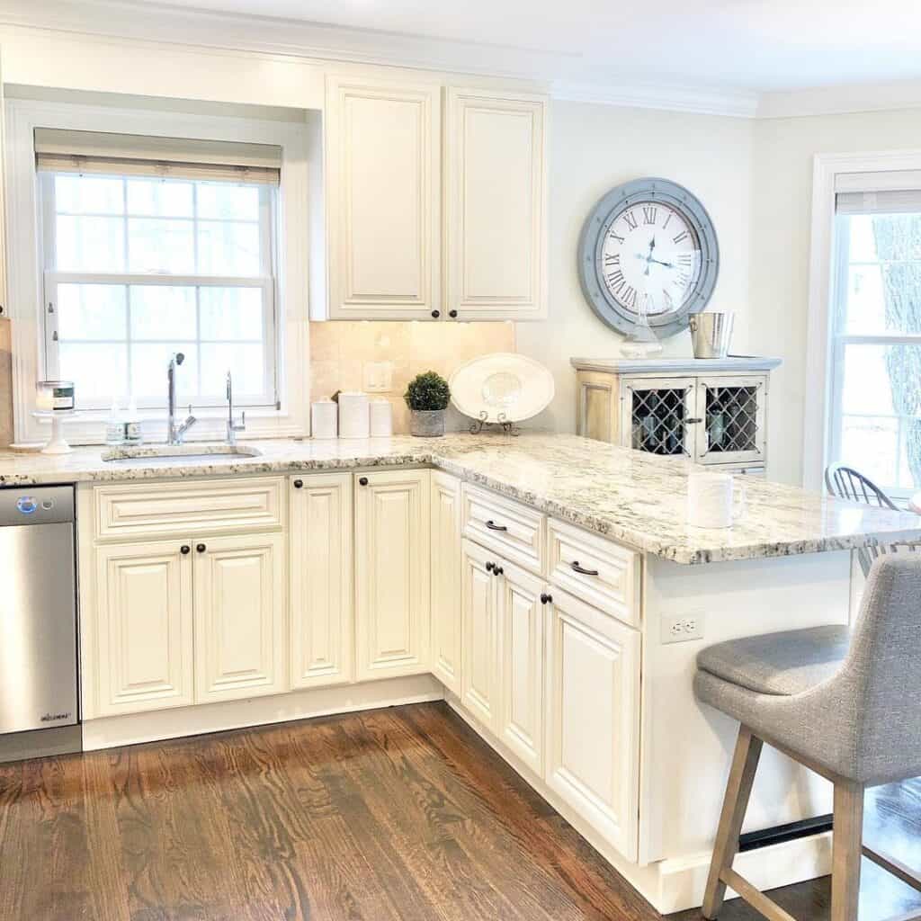 White Kitchen Cabinets with Peninsula