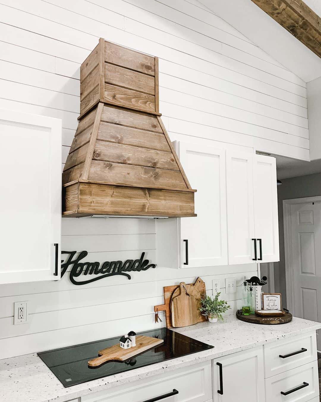 28 Wood Range Hood Ideas for an Engaging Kitchen