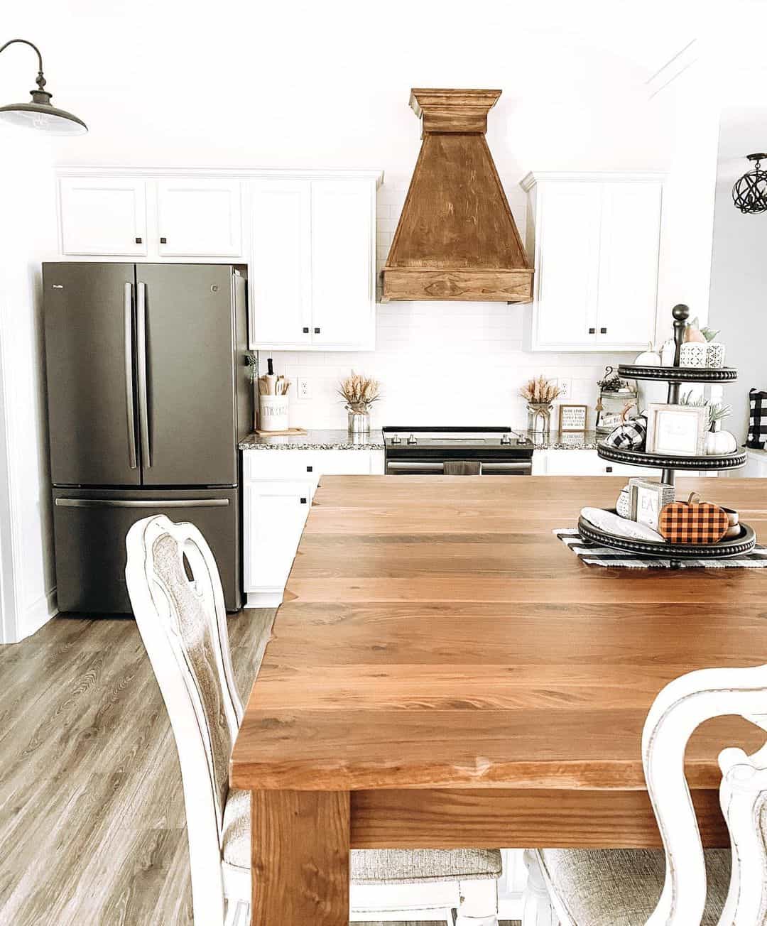 28 Wood Range Hood Ideas for an Engaging Kitchen