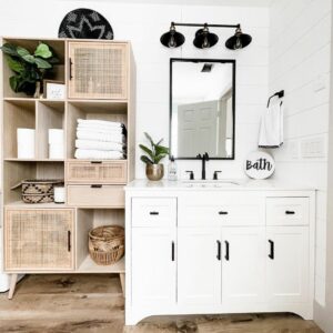 Black and White Bathroom Counter Décor