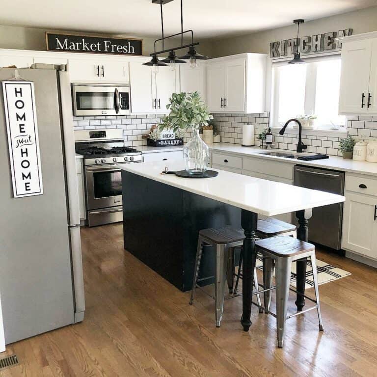 Black and White Décor for Kitchen