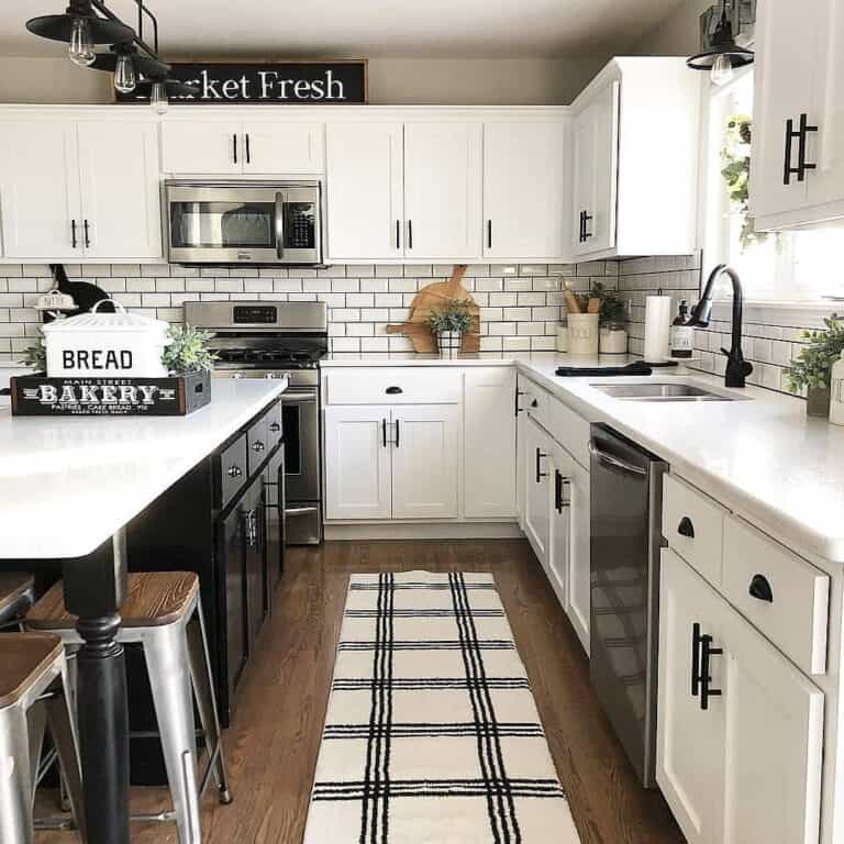 Black and White Farmhouse Kitchen Ideas