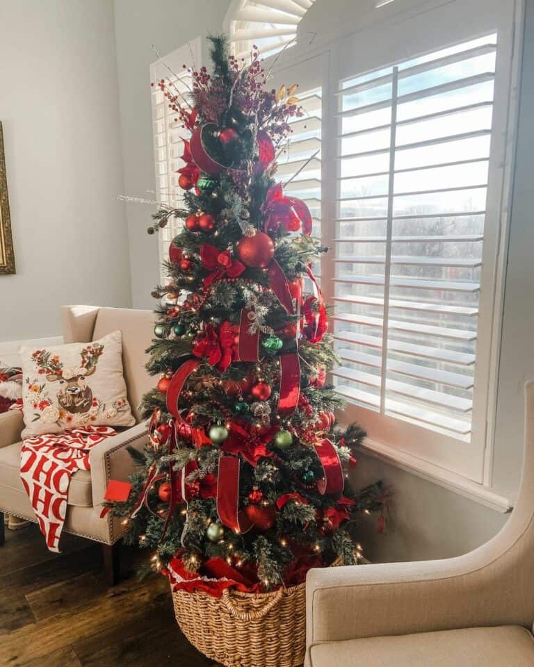 Christmas Tree with Red Décor