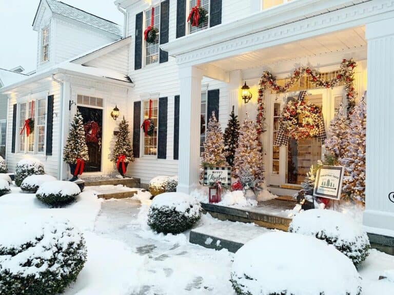 Classic and Lively Winter Porch Décor