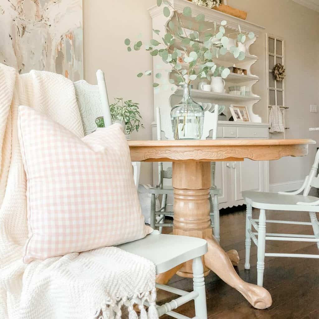 Cozy Ideas for Decorating Pedestal Table