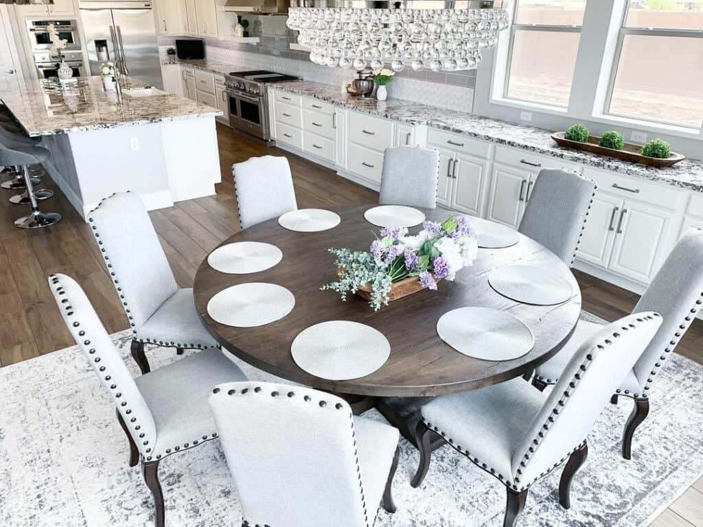 Decorating Ideas for an Elegant Round Dining Table