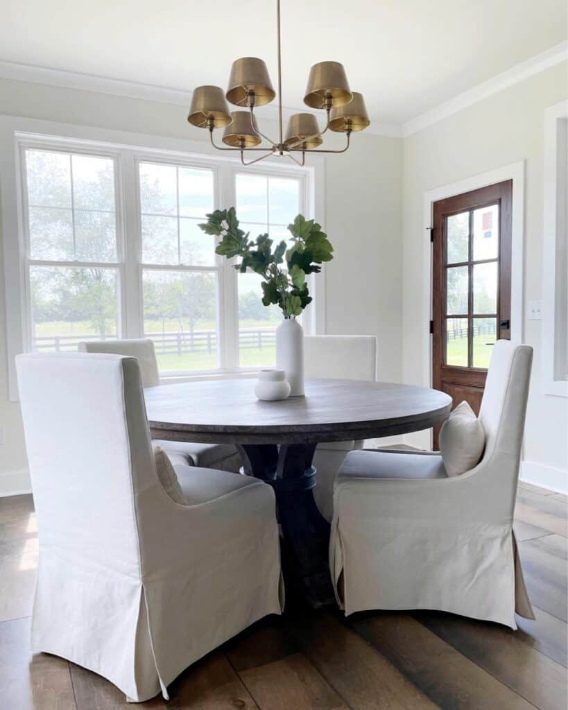 Gold Chandelier Décor for Round Dining Table