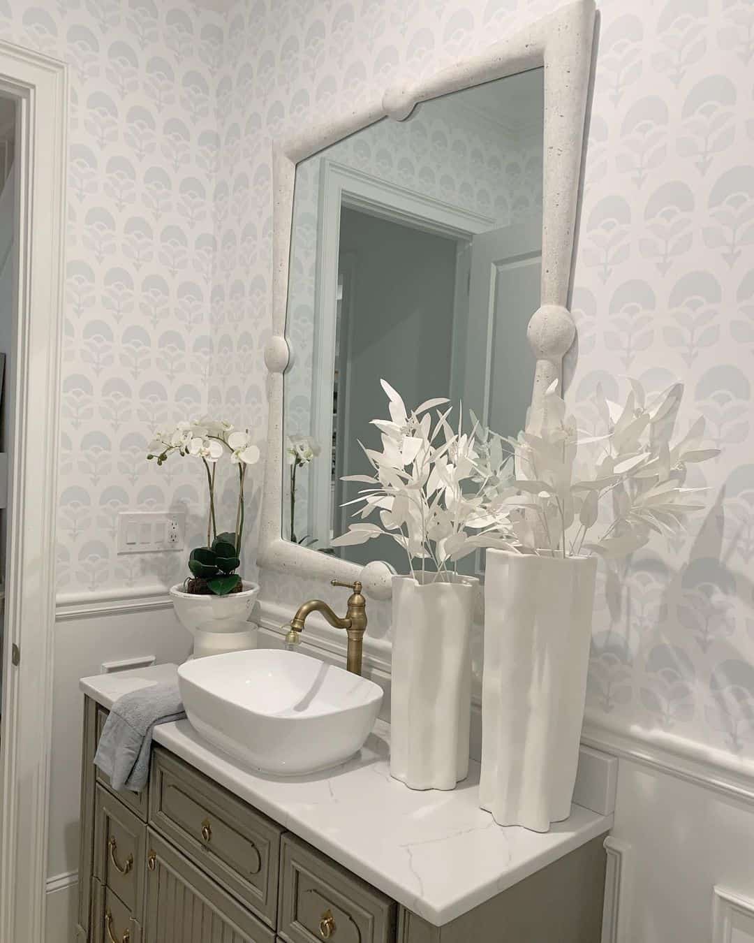 34 Fresh Powder Room Wallpaper Ideas to Transform your Space