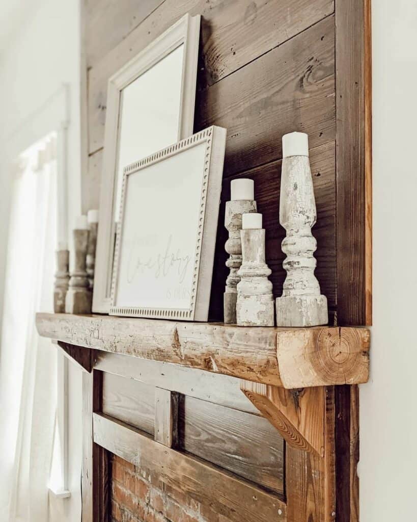 Mantel with Wooden and Natural Textures