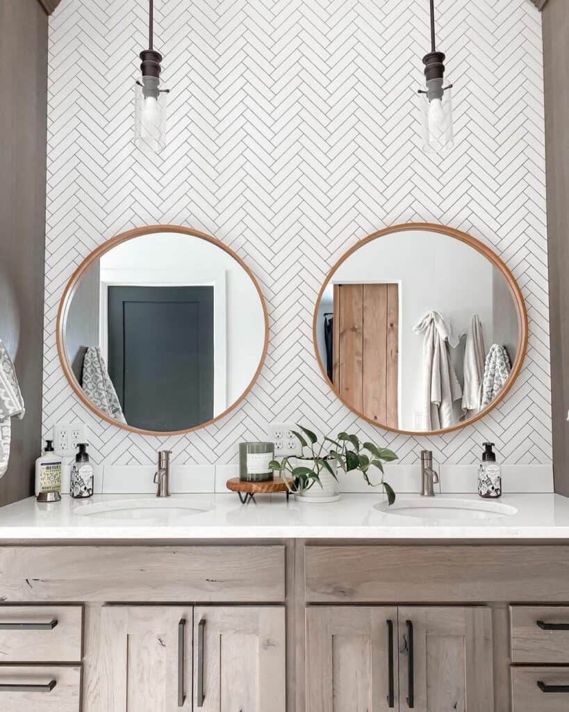 Modern Bathroom in Wood and White