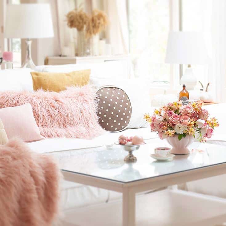 Pink Living Room Décor with Wood Coffee Table